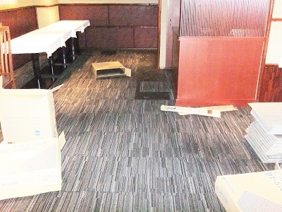 和食レストランのタイルカーペット張替え作業.jpg