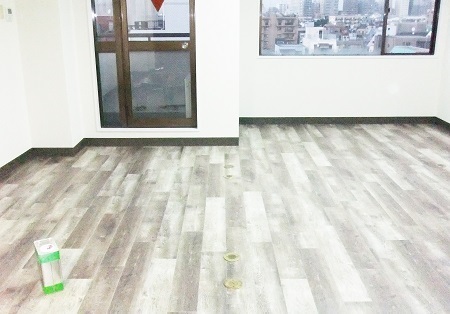 事務所のタイルカーペットを剥がしフロアタイル貼り施工例2.jpg