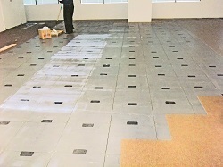 OAフロア（二重床）に置き敷きビニル床タイル張り・施工事例
