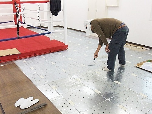 OAフロア（二重床）に置き敷きビニル床タイル張り・施工事例